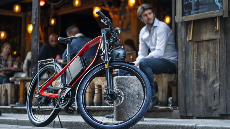 Klever Mobility Europe GmbH est représentée depuis neuf ans par son siège européen et son site logistique central à Cologne. Nous sommes une filiale à 100% du spécialiste mondial des scooters KYMCO, d'où le nom de notre entreprise, qui dérive de Kymco light electric vehicle. En 50 ans, KYMCO s'est hissé dans le top 5 des fabricants de scooters et de motos dans le monde et est présent sur le marché allemand depuis 23 ans, connu pour la fiabilité de ses scooters. KYMCO s'occupe en outre depuis plus de 25 ans des scooters électriques et de la technologie des vélos électriques. Entre-temps, l'équipe de Klever compte près de 100 collaborateurs, répartis sur trois sites. Outre la production à Taïwan et le bureau de Cologne, il existe également un bureau aux Pays-Bas depuis six ans.